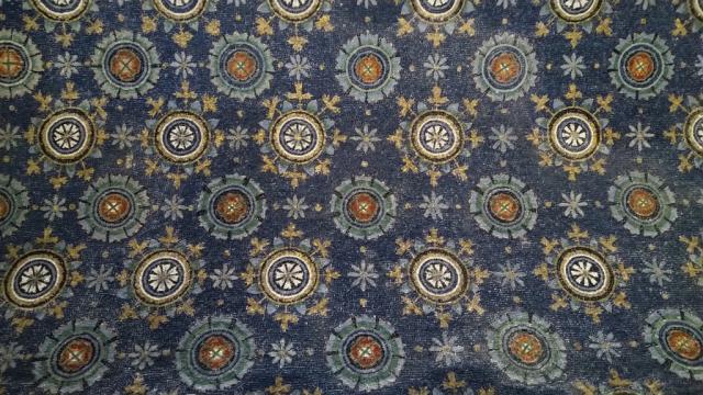 das Deckenmosaik stellt ein tiefblaues Himmelsgewölbe geziert mit weiss-goldenen Sternen dar