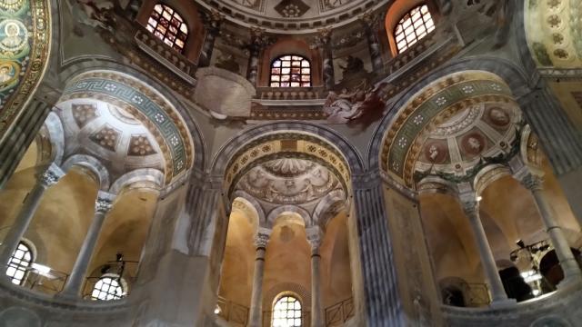 San Vitale wurde als zweischaliger Nischenzentralbau...