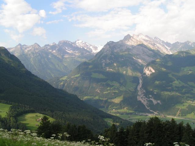 Blick von Haldi aus Richtung Erstfeldertal mit Hoch Geissberg und Jakobiger