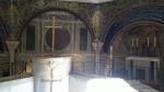 in der Mitte der Taufkapelle steht ein achteckiger Taufbrunnen aus griechischem Marmor und Purpurstein 13.Jhr.