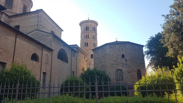 wir verlassen das Baptisterium und laufen zur Erzbischöfliche Kapelle & Baptisterium der Arianer UNESCO Nr.5 & 6