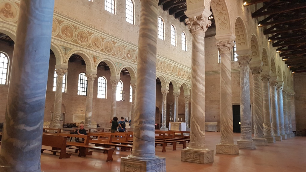 das Mittelschiff ist durch zwei Reihen von jeweils zwölf Säulen aus gestreiftem griechischem Marmor...