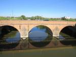 ...überqueren wir den Kanal Fiumi Uniti. Die Autos fahren über die alte Brücke