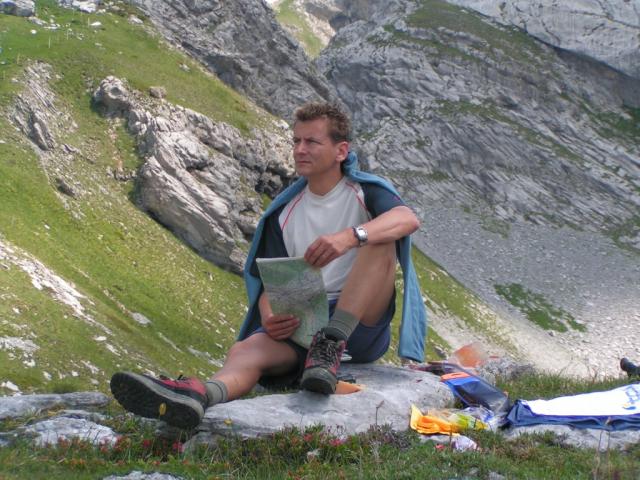 Franco studiert die Berge