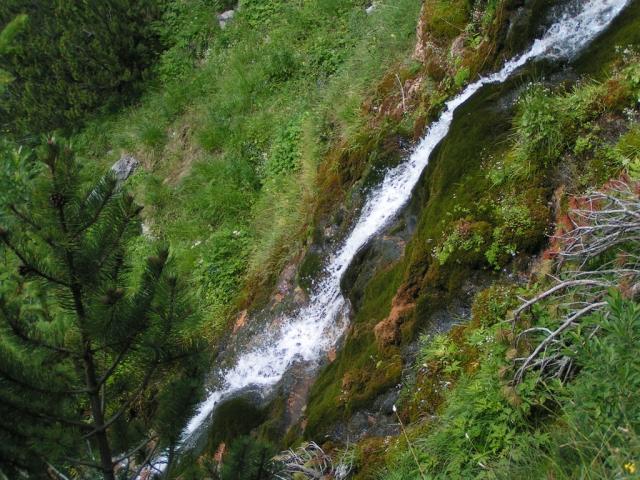 ein Bach zeigt uns den Weg nämlich runter