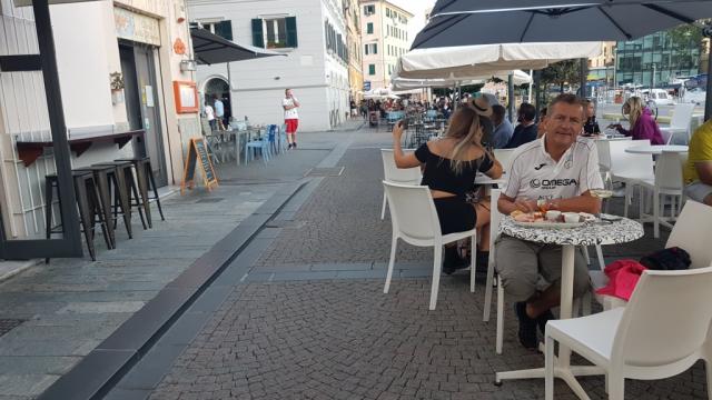 bevor wir das Hotelzimmer reservieren, geniessen wir...