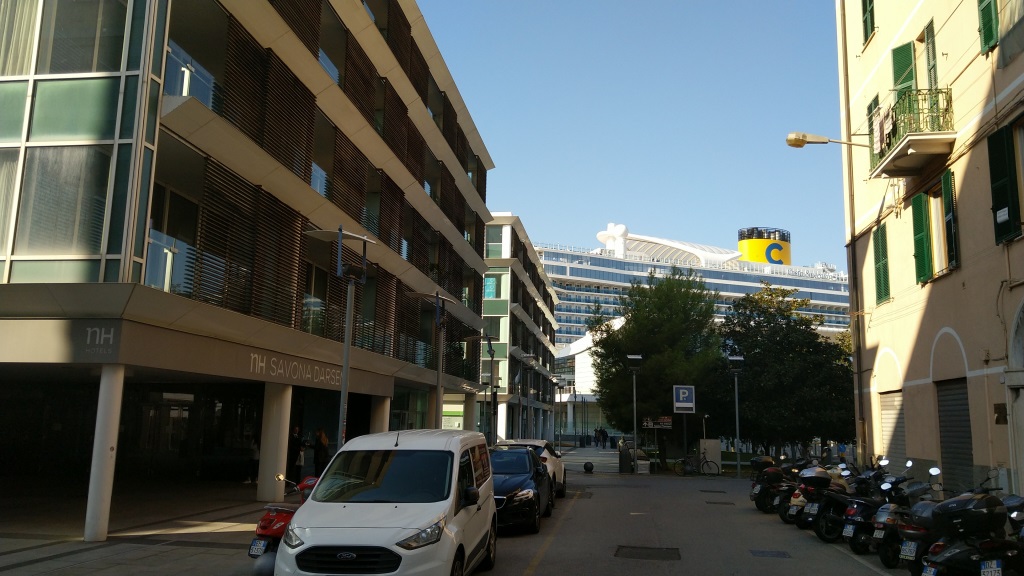 danach geht es zum NH Hotel, (Das Hotel liegt direkt neben dem Hafen)