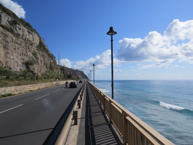 alles der Strasse entlang, führt uns die Via della Costa Richtung Finale Ligure