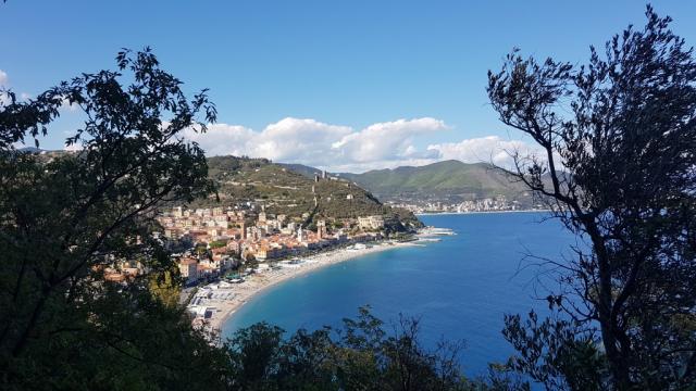 Noli, sehr gut ersichtlich die Burgmauer vom Castello di Monte Ursino