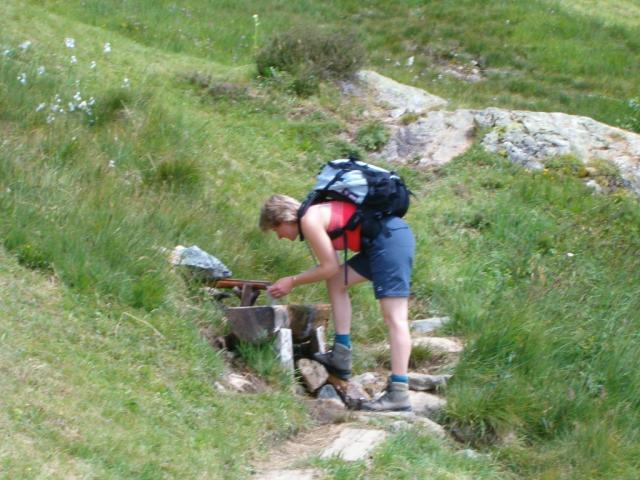 Mäusi nimmt eine kleine Erfrischung zu sich