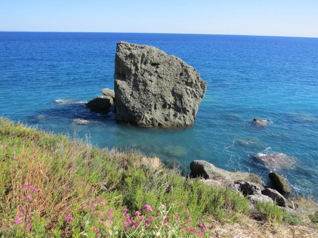 rechts von uns das tiefblaue Meer. Auch heute können wir mitteilen, die Via della Costa ist wunderschön