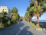 an der Strandpromenade entlang, geht es ins Zentrum von Varazze