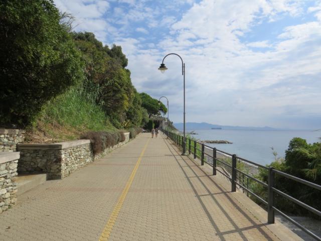 es ist fast nicht zu glauben, das hier direkt neben dem Strand von Cogoleto, die Züge hindurch fuhren