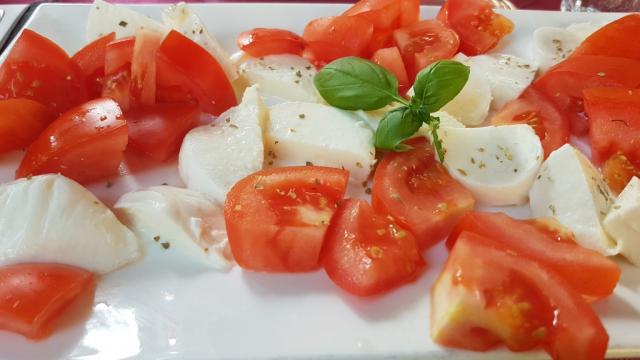 ...wo wir Tomaten-Mozzarella Salat...