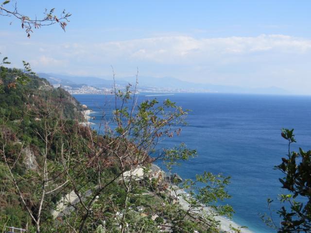 ...nach Genova-Voltri führen, das am Horizont ersichtlich ist