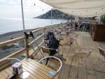 am Strand von Genova-Voltri geniessen wir zuerst einen Kaffee...
