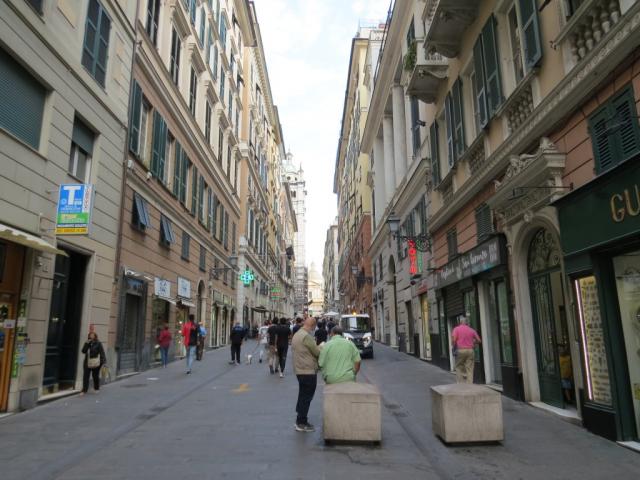 ...und biegen danach in die Altstadt hinein. Noch heute steht der Besucher staunend vor den prachtvollen Palazzi