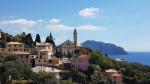 die Kirche San Michele Arcangelo mit seinem schönen Kirchturm überragt alle Häuser