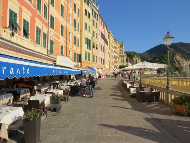 ...durchqueren wir über die Flaniermeile das sehr schöne Dorf von Camogli