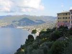 vom Kirchenvorplatz bietet sich eine sehr schöne Aussicht auf Camogli, wo wir gestartet sind