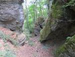 die Weggabelung heisst nicht umsonst "Pietre strette" (enge Steine). Der Wanderweg führt zwischen riesigen Felsen