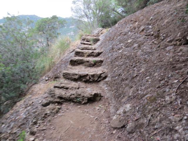 zum teil ist der Weg aus dem Felsen gemeisselt