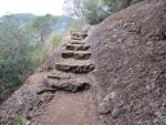 zum teil ist der Weg aus dem Felsen gemeisselt