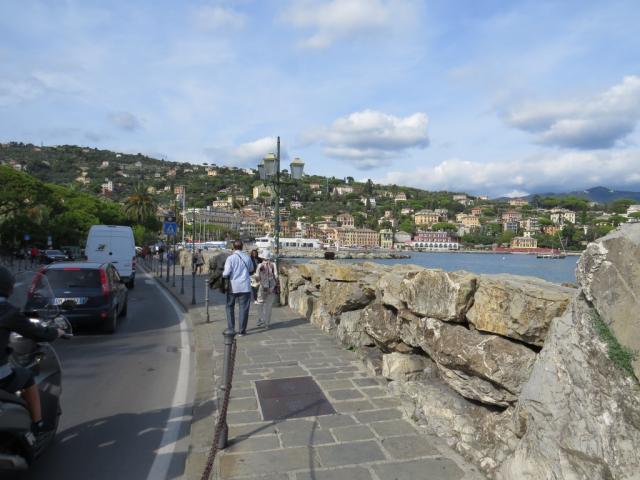 nach der Pause laufen wir an der Quaimauer entlang, ins Stadtzentrum hinein