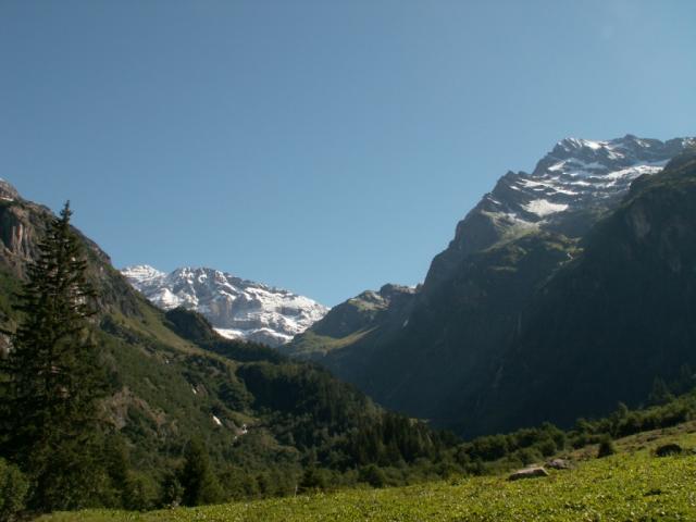 das Maderanertal liegt vor uns Gross Düssi mit August Schnee