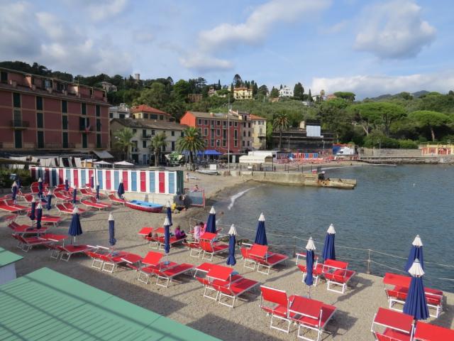 vor uns taucht das Dorf San Michele di Pagana mit seinem kleinen Strand auf