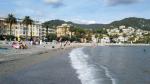 ...geht es dem Strand von Rapallo entlang, Richtung Stadtzentrum