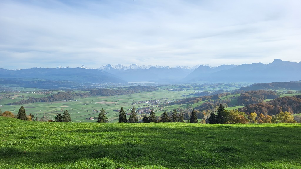 Breithorn bis zur Blüemlisalp und weiter zum Niesen und Stockhorn buhlen um das Auge des Betrachters