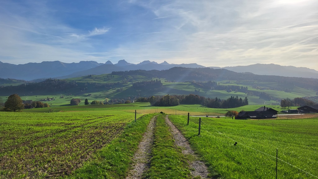 das Panorama bleibt weiterhin Atemberaubend schön. Wir blicken auf die ganze Gantrischkette