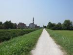 der hohe Glockenturm der Kirche San Martino in Campodarsego zeigt uns die Richtung an