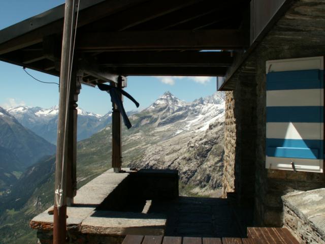 der Eingang der Hütte