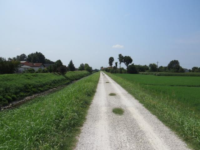 wir haben Campodarsego verlassen, und wandern weiter am Kanal Muson dei Sassi entlang nun Richtung Arcella