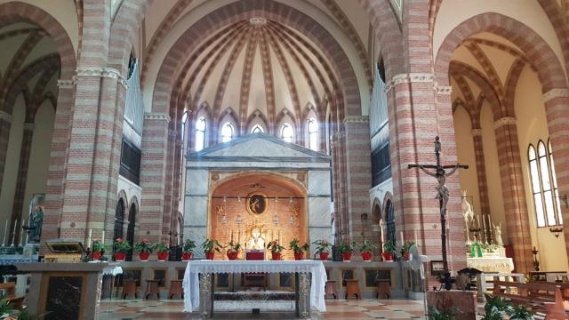 wir besuchen die grosse Kirche die an der Stelle erbaut wurde,...