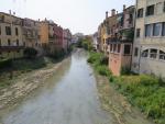 wir überqueren den alten Wassergraben das Padova im Mittelalter vor Angriffen schützte...