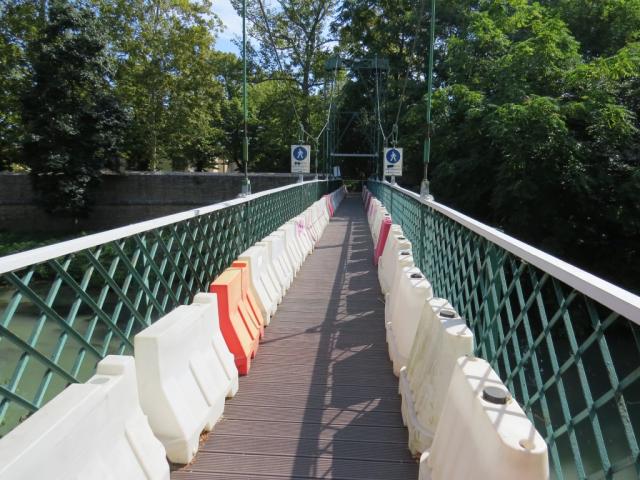 über eine Fussgängerbrücke überqueren wir den Wassergraben das Padova im Mittelalter vor Angriffen schützte