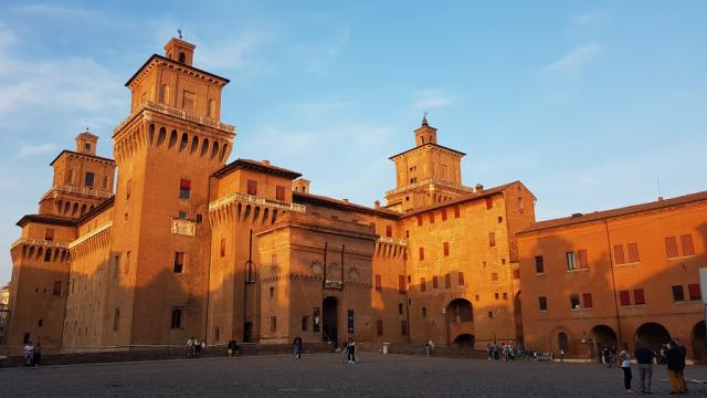 das Castello Estense 14. Jhr. gehörte der Familie d’Este. Der Castello diente den Herzögen als Residenz