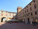 weiter geht es zur Piazza del Municipio mit der Torre della Vittoria...