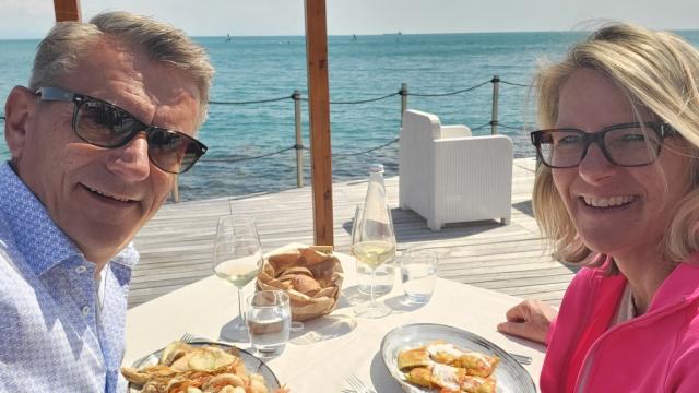 ...ins Cala Beach Club, wo wir das Mittagessen geniessen. Es ist Ostern und dann kann man sich etwas gönnen