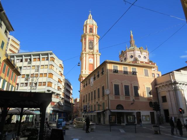 ...zur Piazza Cavour im Herzen von Rapallo, direkt davor die Basilica dei Santi Gervasio e Protasio