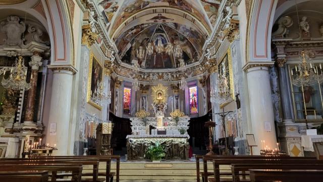 wir besuchen die schöne Kirche mit seinen Fresken