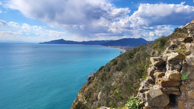 rechts von uns reicht die Aussicht bis nach Rapallo, Chiavari und Lavagna