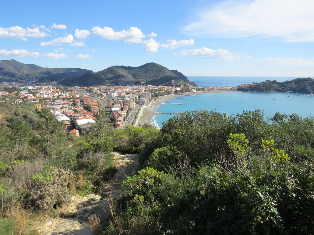 wir nehmen den Abstieg unter die Füsse, der uns zum Tagesziel Sestri Levante führen wird