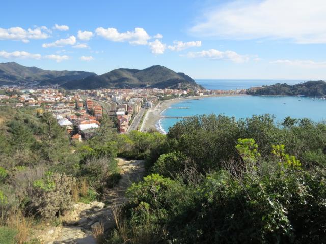 wir nehmen den Abstieg unter die Füsse, der uns zum Tagesziel Sestri Levante führen wird