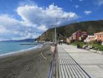 am Strand von Sestri Levante angekommen blicken wir zurück und hinauf zum Hügel mit der Kirche St.Anna