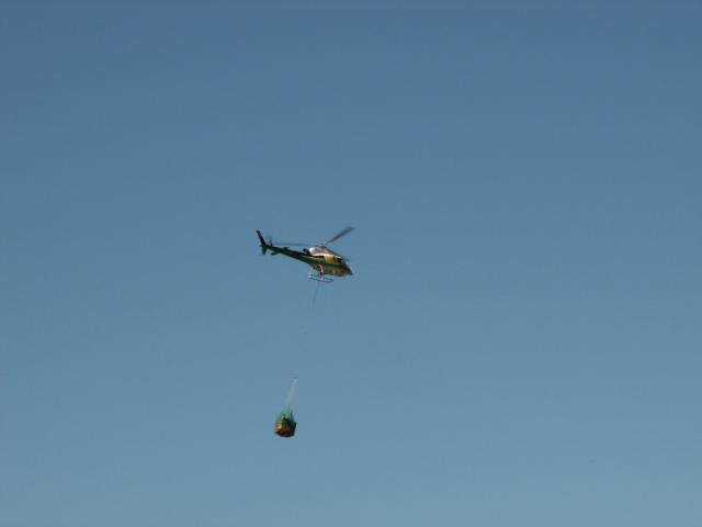 der Helikopter fliegt weg