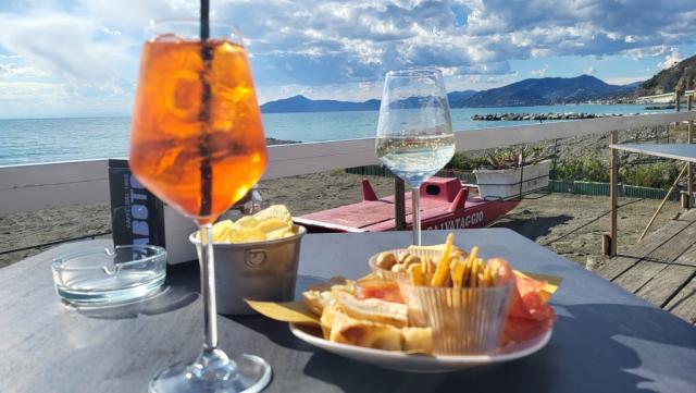 an einer Strandbar geniessen wir einen Aperitivo und schauen ins Meer hinaus